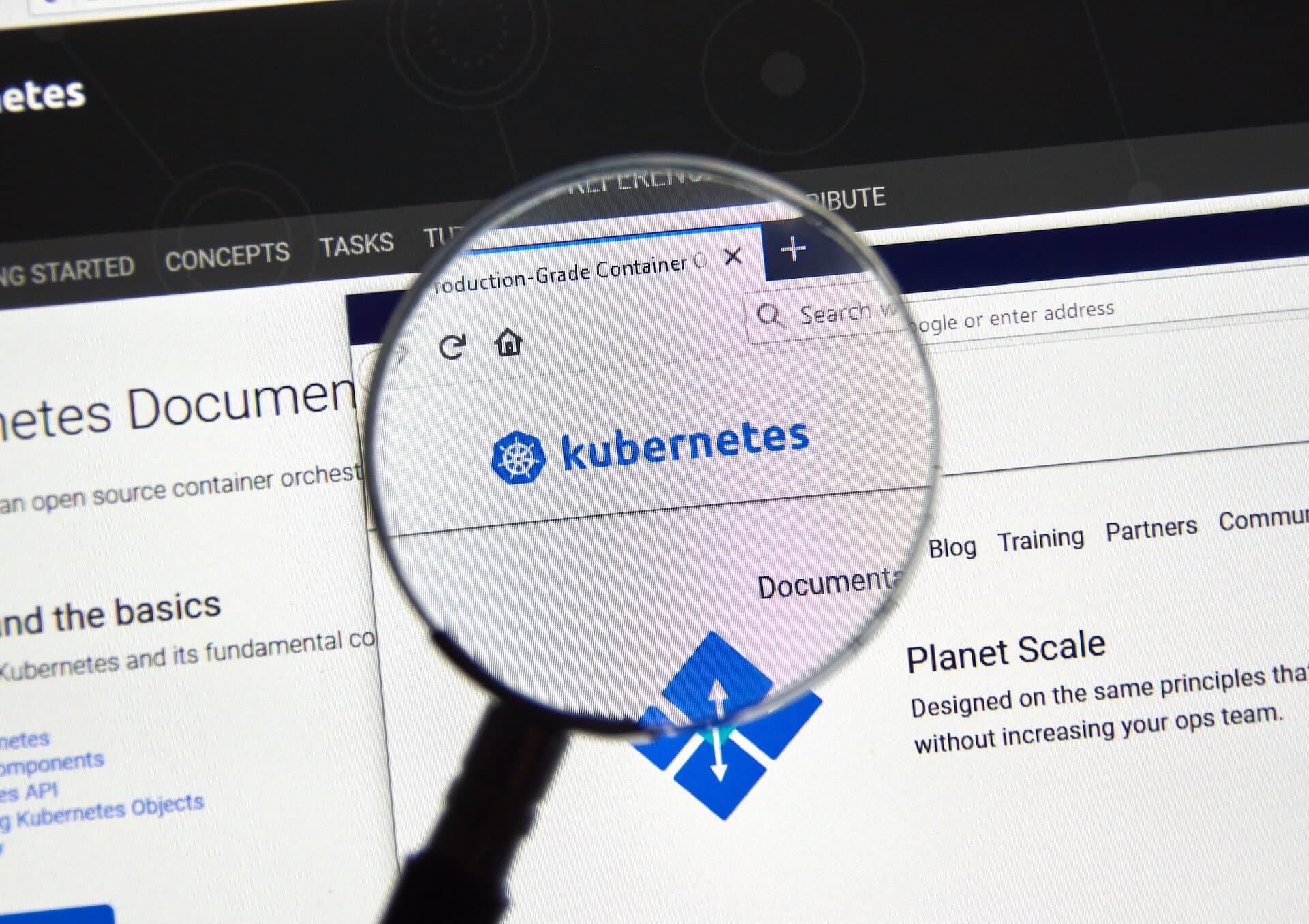 Kubernetes official site and logo on screen