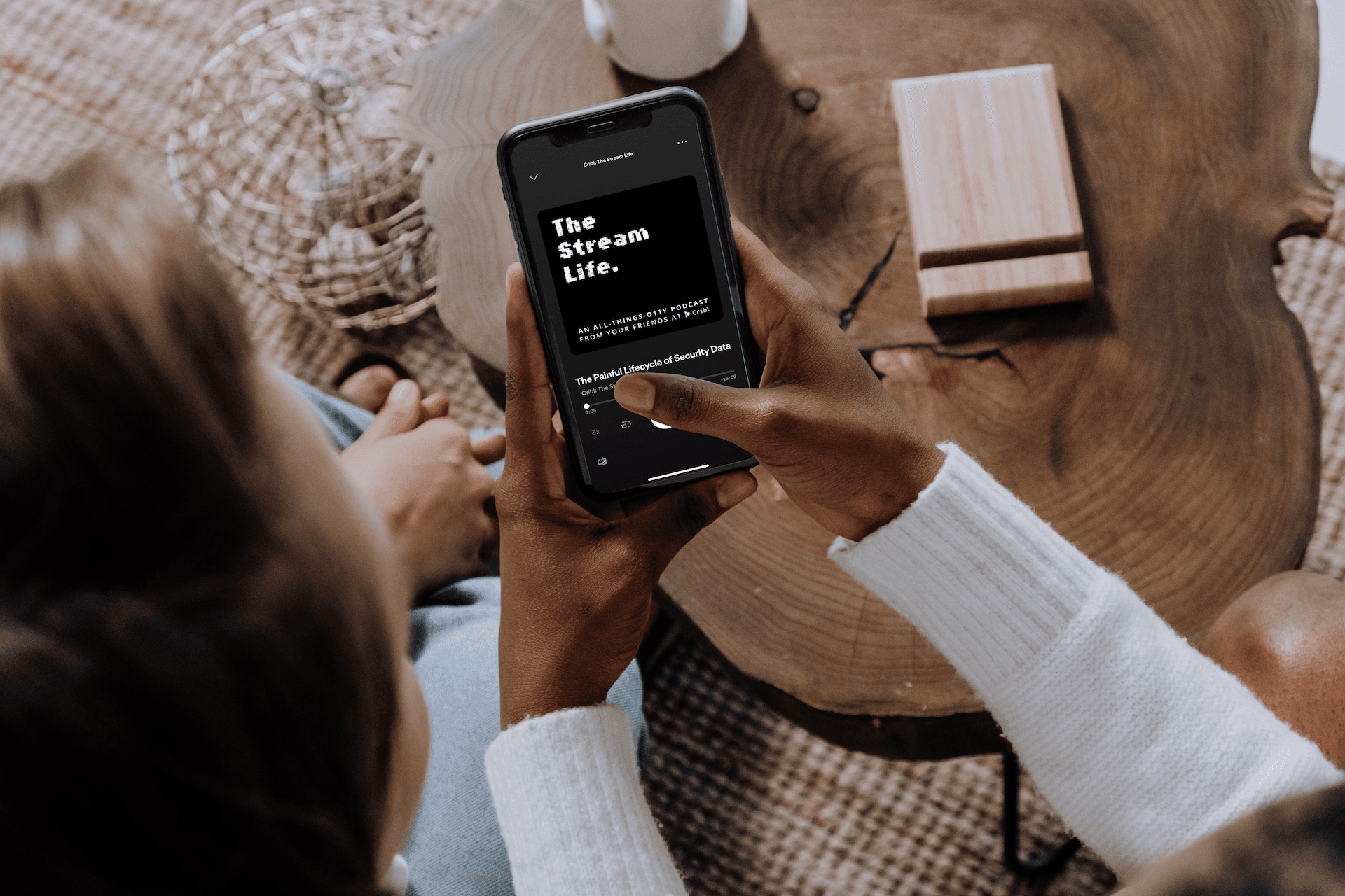 mockuuups-iphone-mockup-in-a-ladies-hand-beside-a-friend